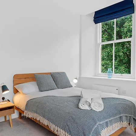 Elegant 2 Bed Retreat In Ford Park - Pass The Keys *