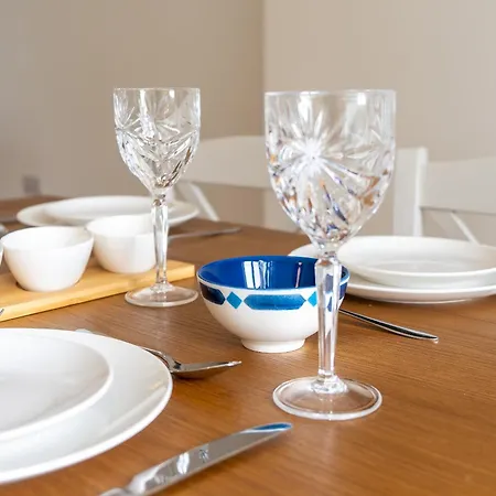 Elegant 2 Bed Retreat In Ford Park - Pass The Keys Apartment