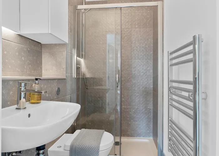 Elegant 2 Bed Retreat In Ford Park - Pass The Keys Apartment