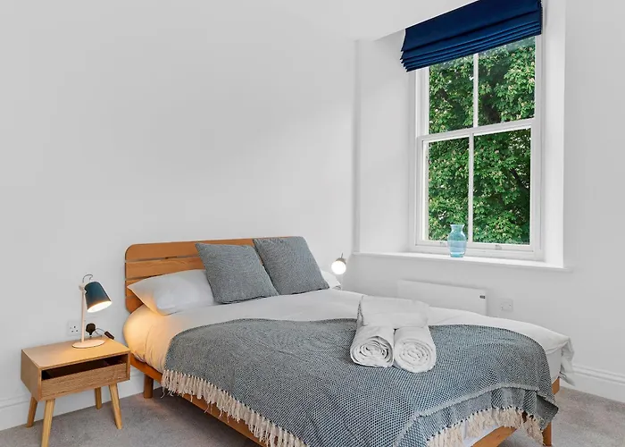 Elegant 2 Bed Retreat In Ford Park - Pass The Keys *