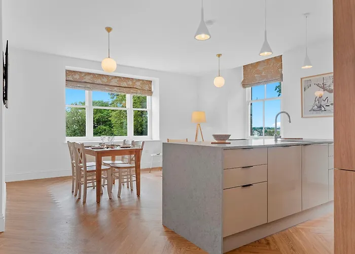 Elegant 2 Bed Retreat In Ford Park - Pass The Keys Apartment