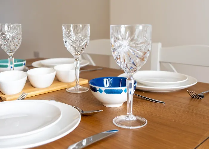 Elegant 2 Bed Retreat In Ford Park - Pass The Keys Apartment