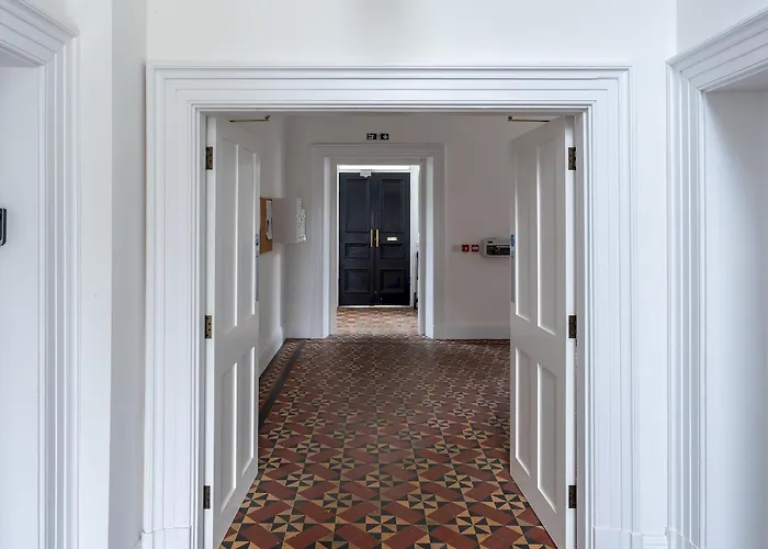 Elegant 2 Bed Retreat In Ford Park - Pass The Keys *